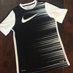 Men’s size medium dri fit Nike shirt.